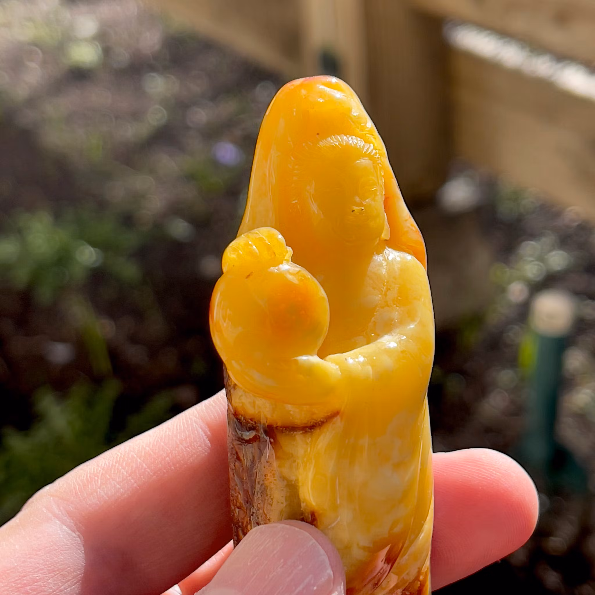 Qing Dynasty (1644-1912) Chinese carved pendant, Natural amber