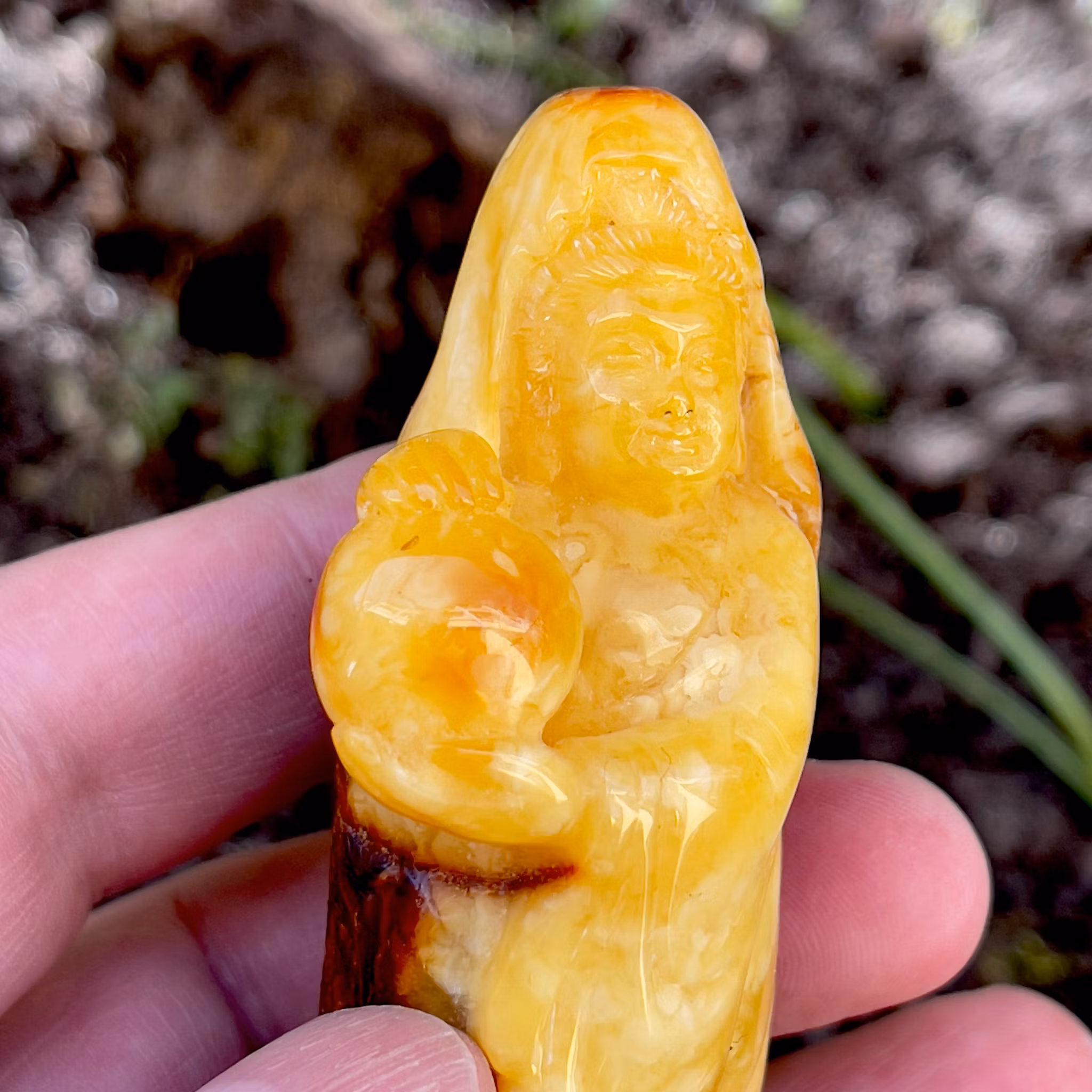 Qing Dynasty (1644-1912) Chinese carved pendant, Natural amber
