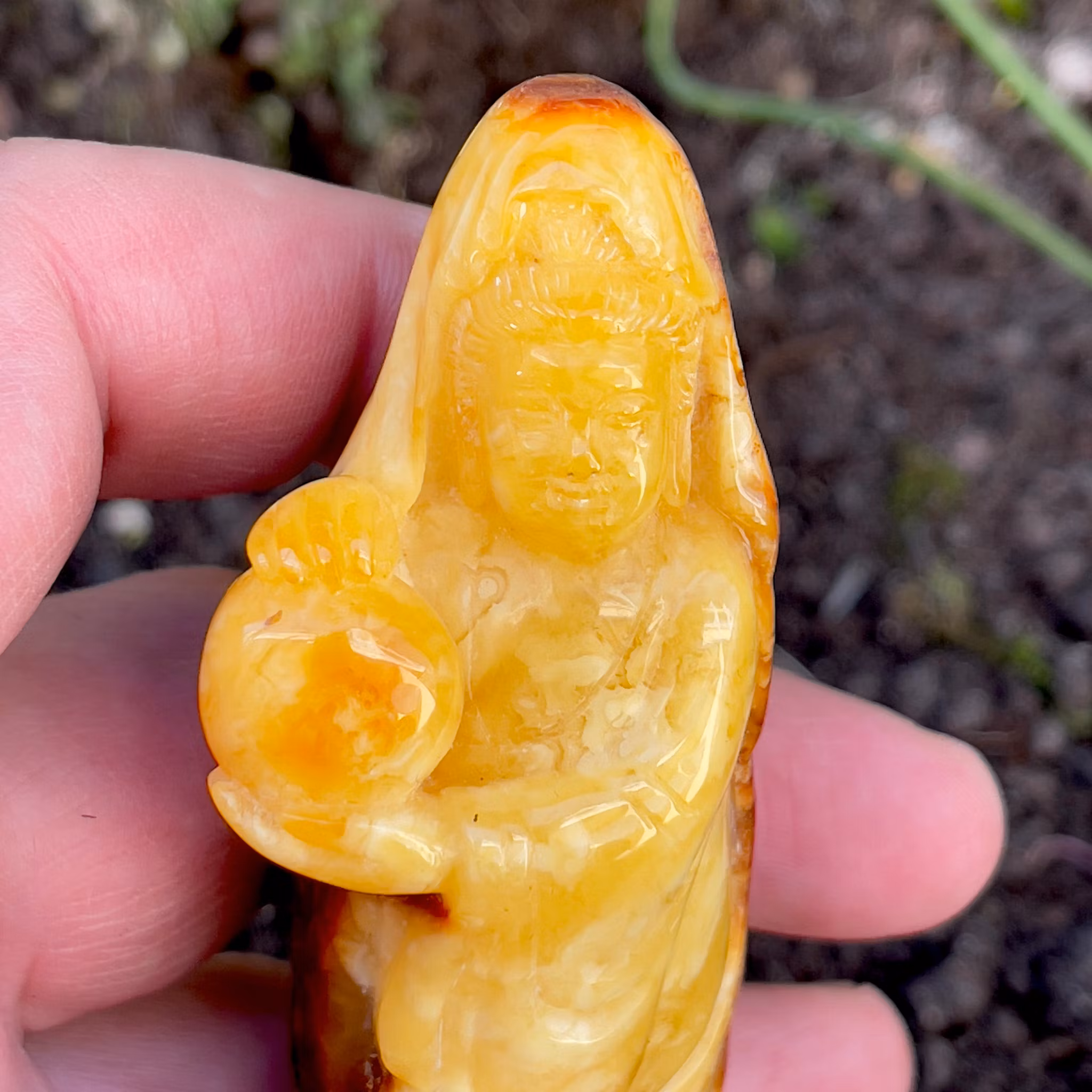 Qing Dynasty (1644-1912) Chinese carved pendant, Natural amber