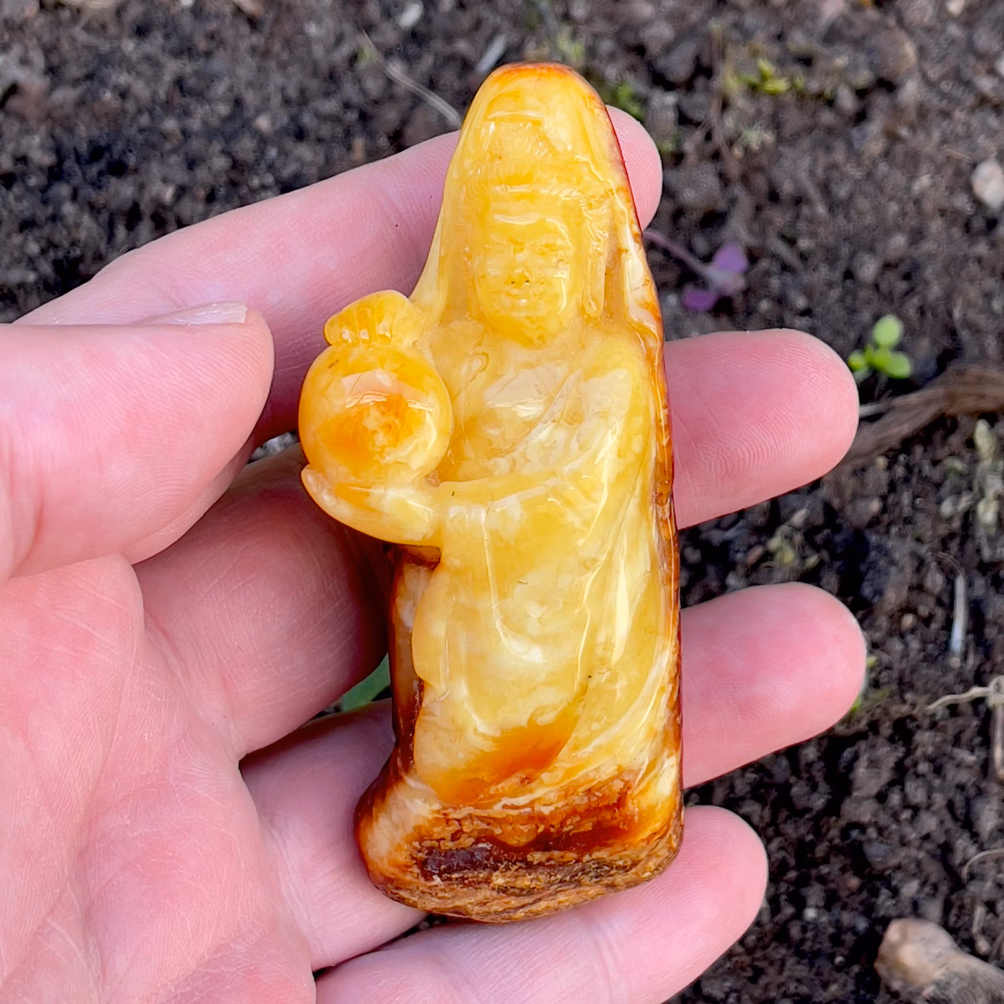 Qing Dynasty (1644-1912) Chinese carved pendant, Natural amber