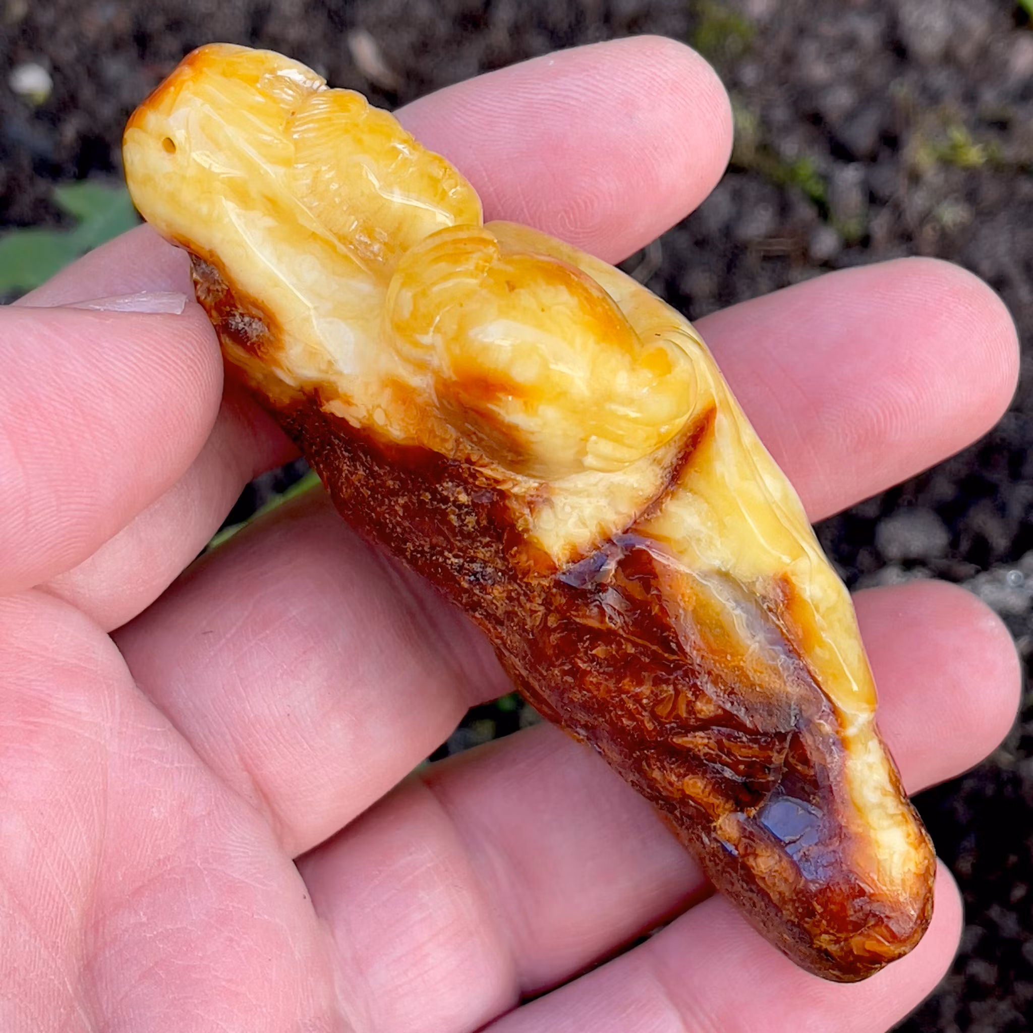 Qing Dynasty (1644-1912) Chinese carved pendant, Natural amber