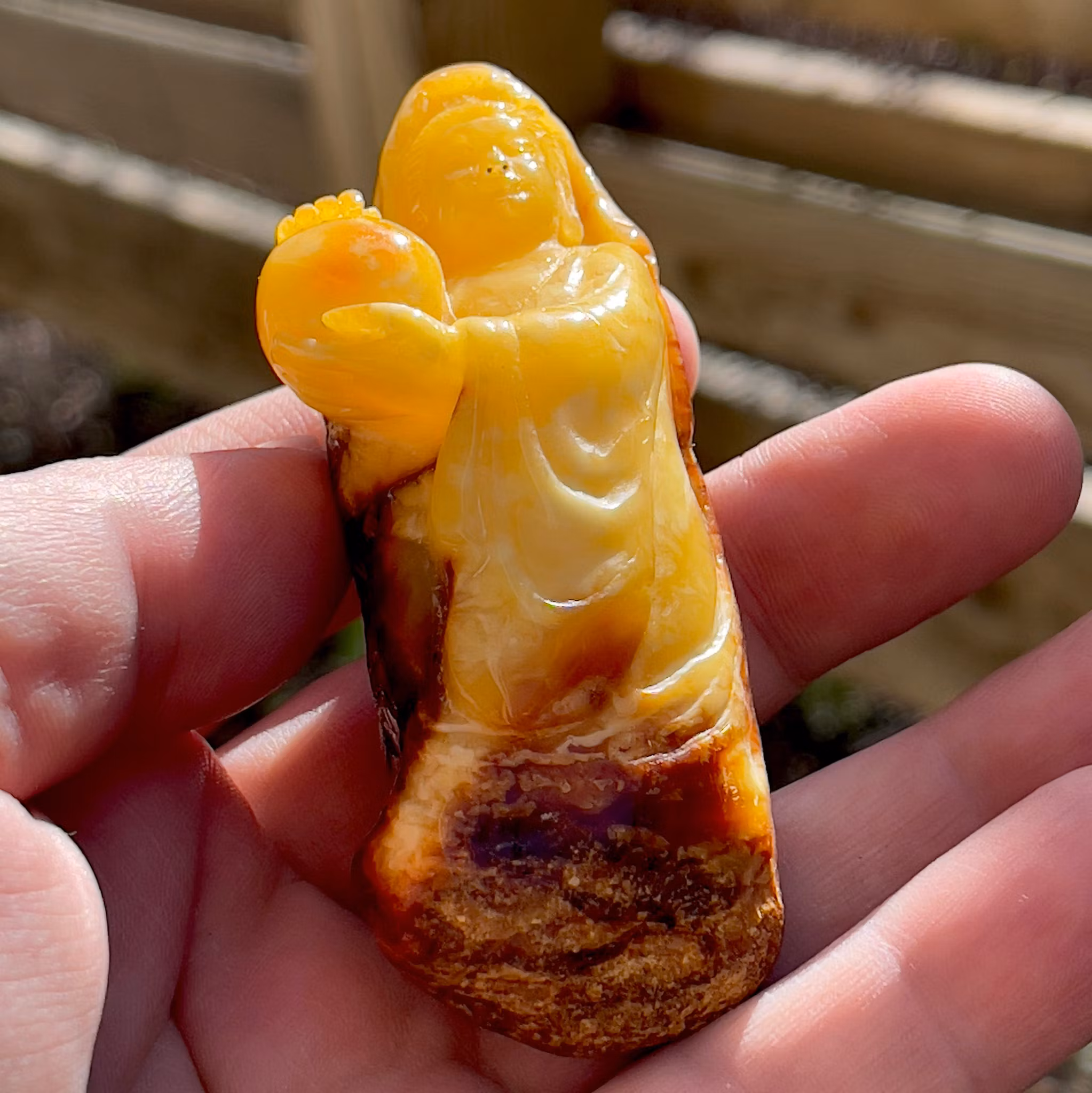 Qing Dynasty (1644-1912) Chinese carved pendant, Natural amber