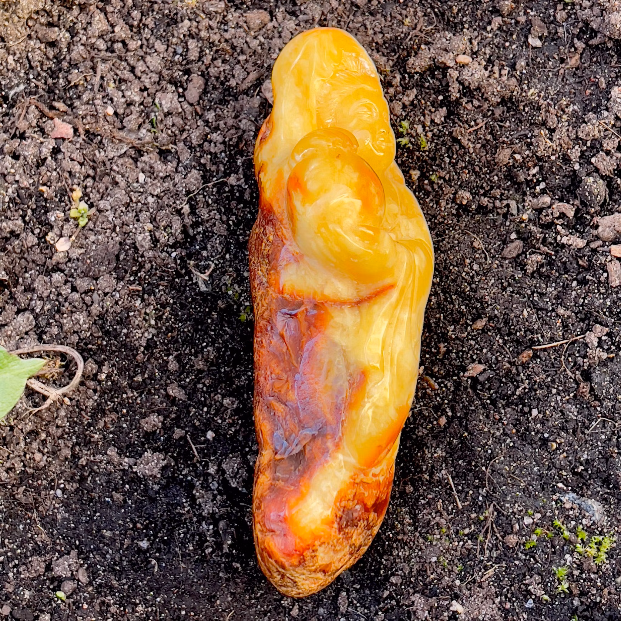 Qing Dynasty (1644-1912) Chinese carved pendant, Natural amber