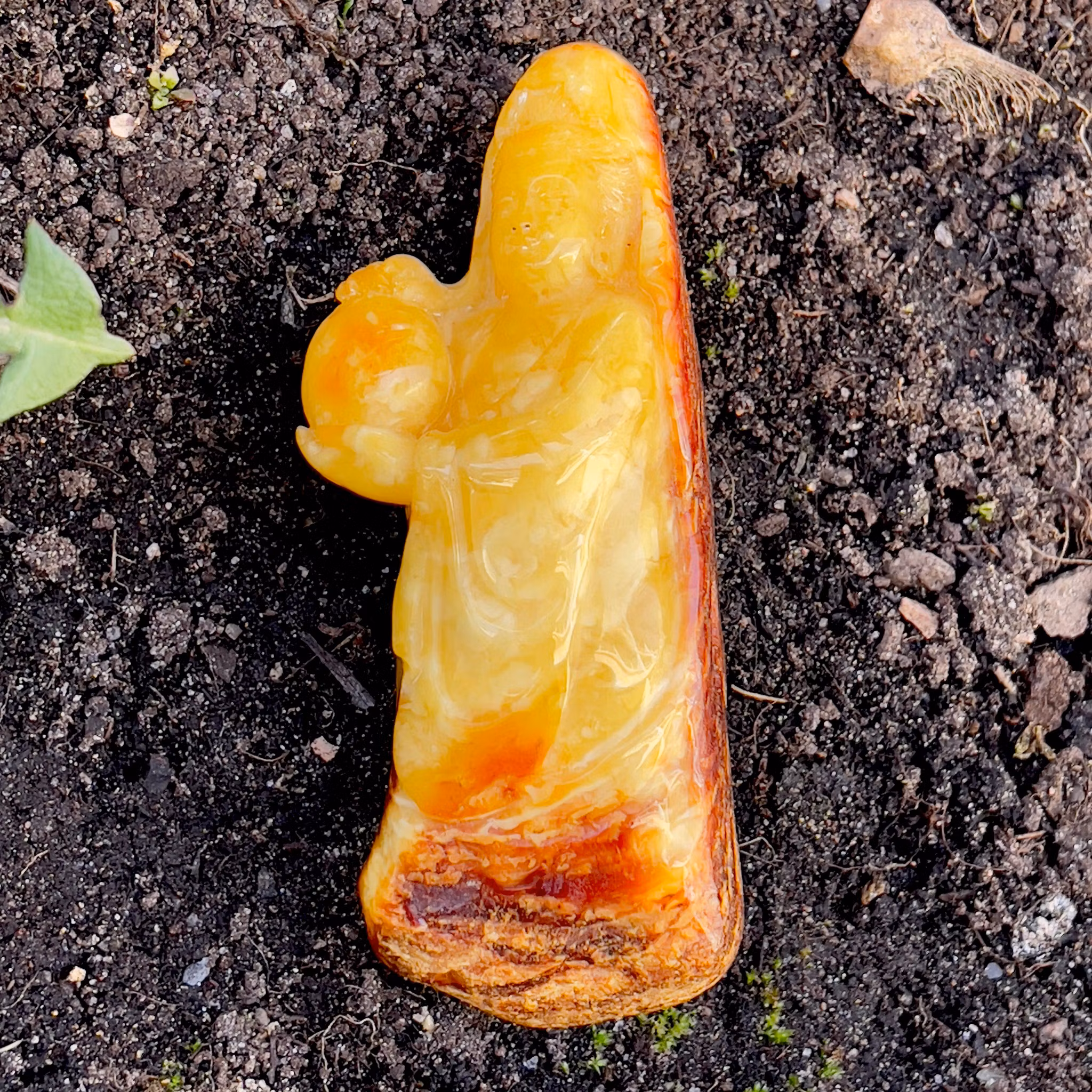 Qing Dynasty (1644-1912) Chinese carved pendant, Natural amber