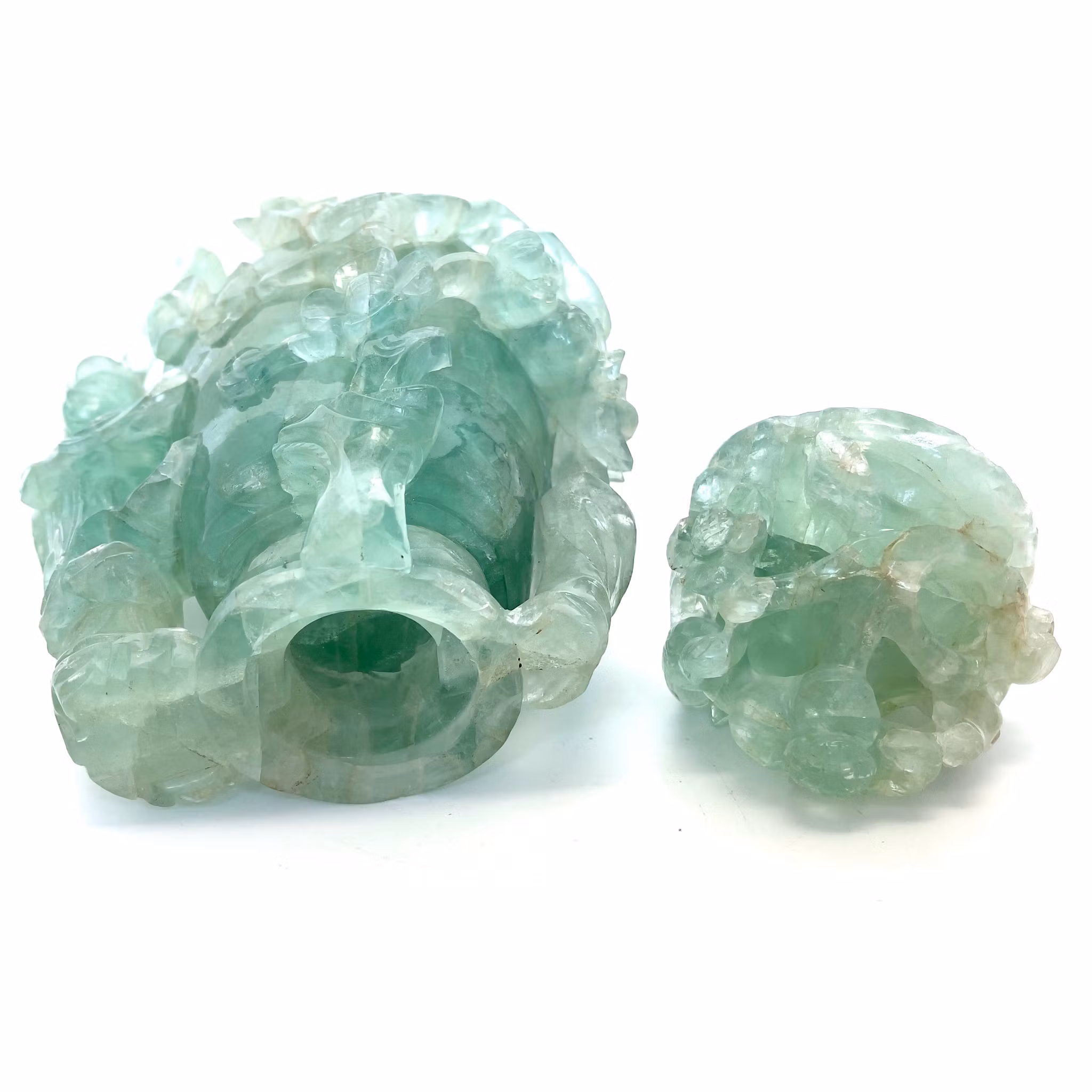 Vas med lock, fluorit, Skuren dekor av växtlighet