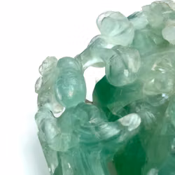 Vas med lock, fluorit, Skuren dekor av växtlighet