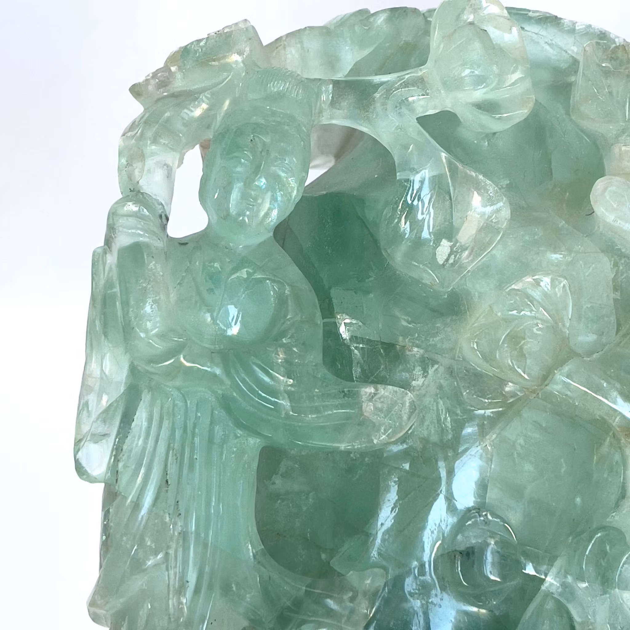 Vas med lock, fluorit, Skuren dekor av växtlighet