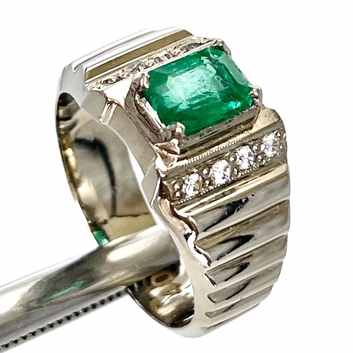 1,40 karat naturlig smaragd, håndlaget sølvring med sertifikat