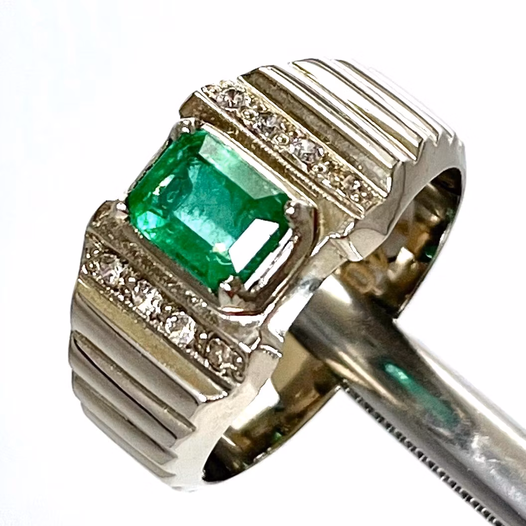 1,40 karat naturlig smaragd, håndlaget sølvring med sertifikat