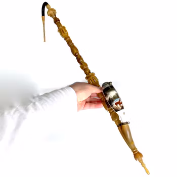 Antik lång pipa 98 cm av vit Noshörningshorn