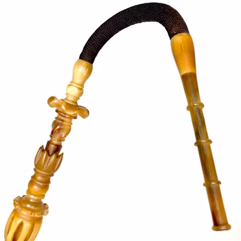 Antik lång pipa 98 cm av vit Noshörningshorn