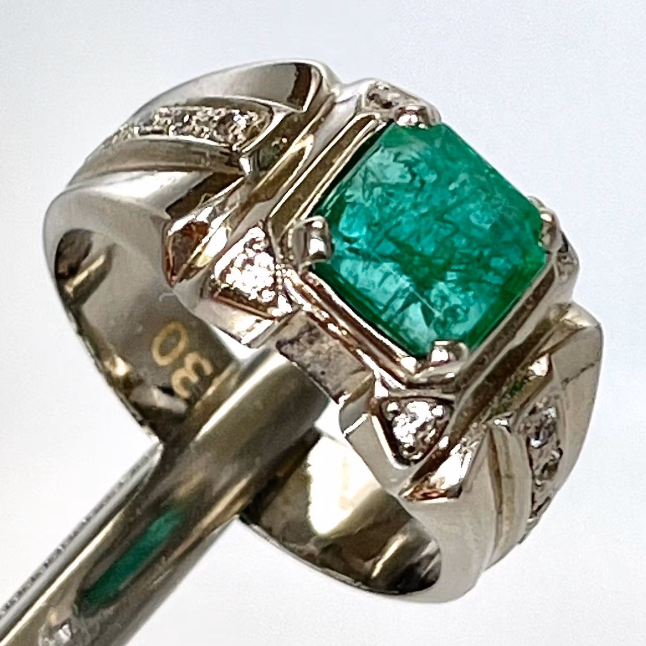 Håndlaget sølvring 2.30 karat naturlig smaragd med sertifikat