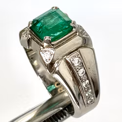 2,30 karat naturlig smaragd, handgjord silverring med certifikat