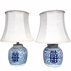 Un par de lámparas de mesa de porcelana china, dinastía Qing (1644-1912)