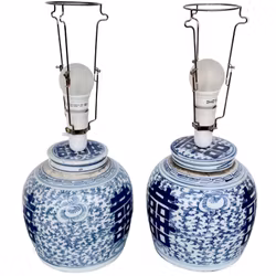 Un par de lámparas de mesa de porcelana china, dinastía Qing (1644-1912)