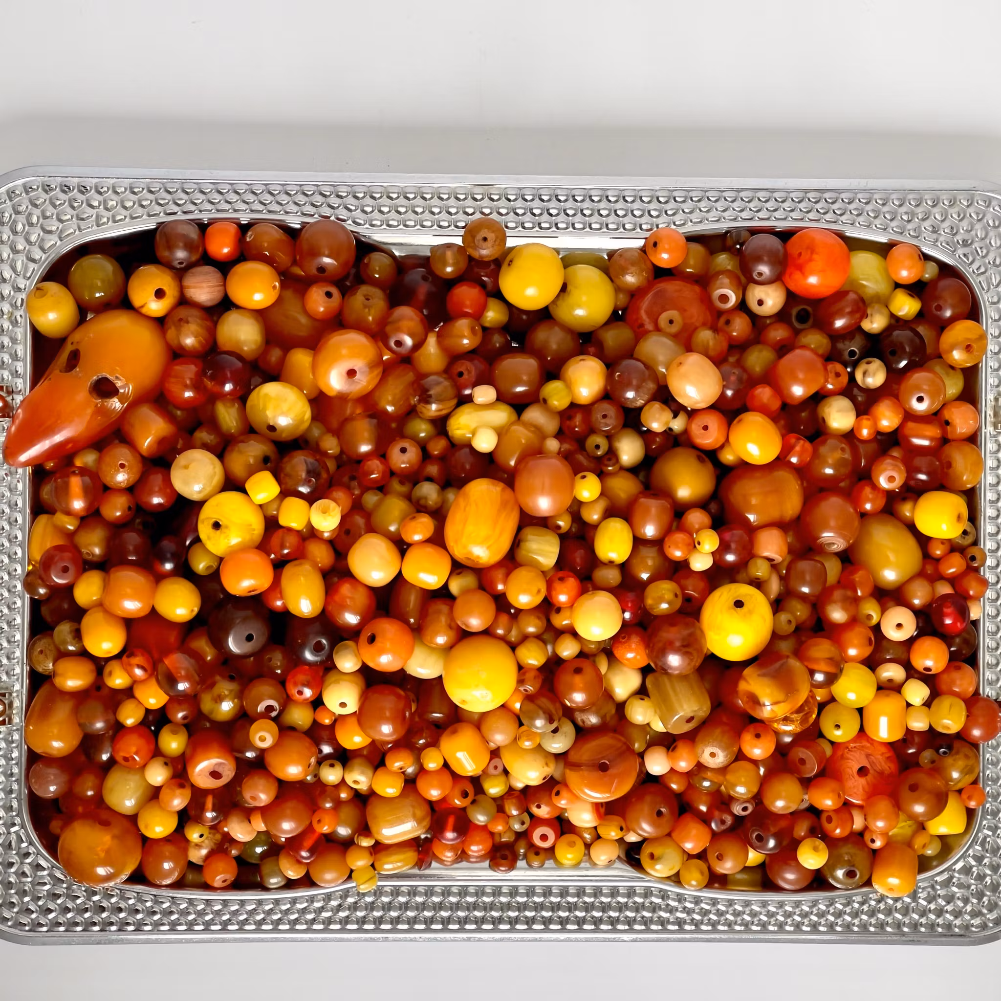 Gammal bakelit blandade pärlor 1690 g