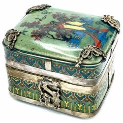 Antique Chinese porcelain box with lid