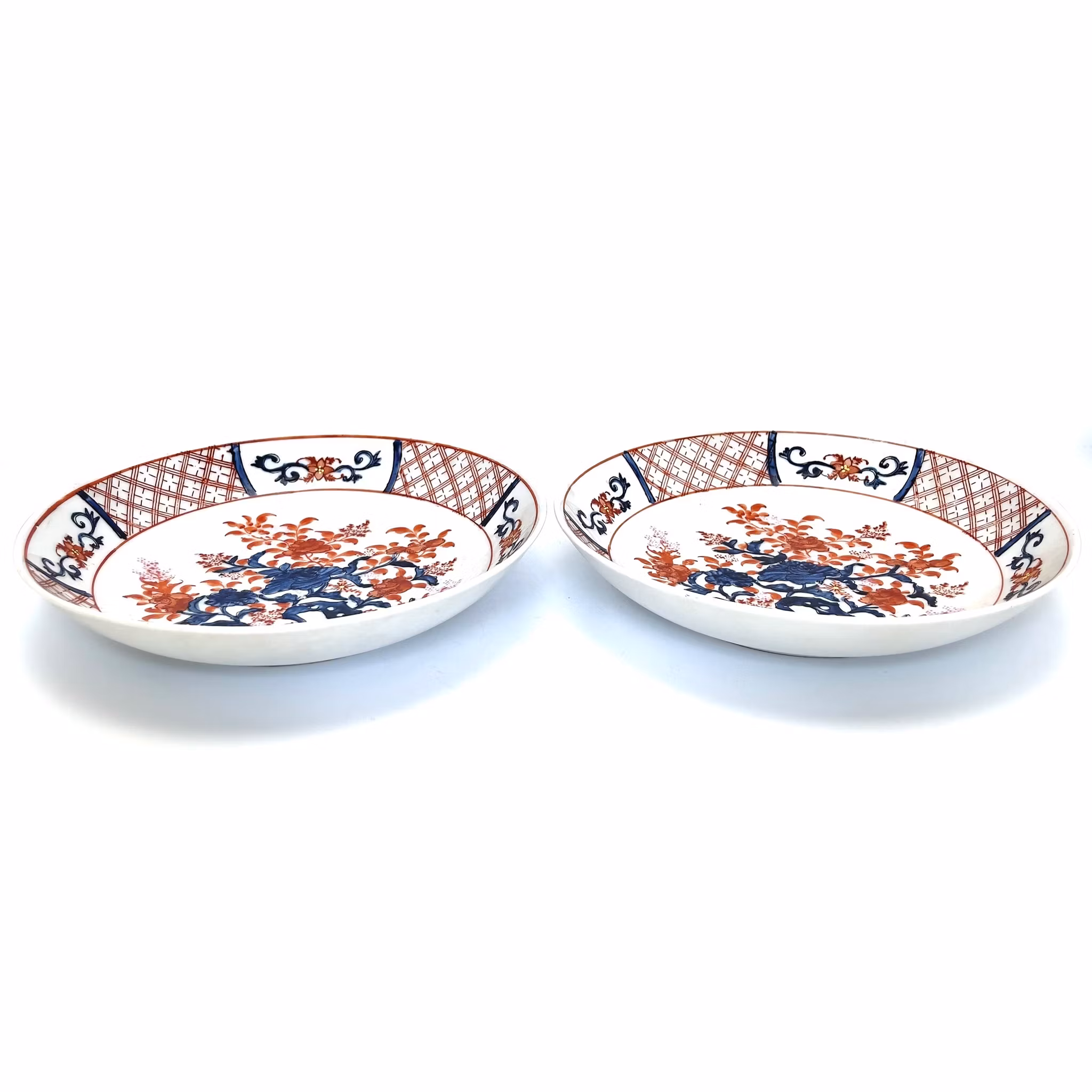 Ett par orientaliska porslin tallrikar