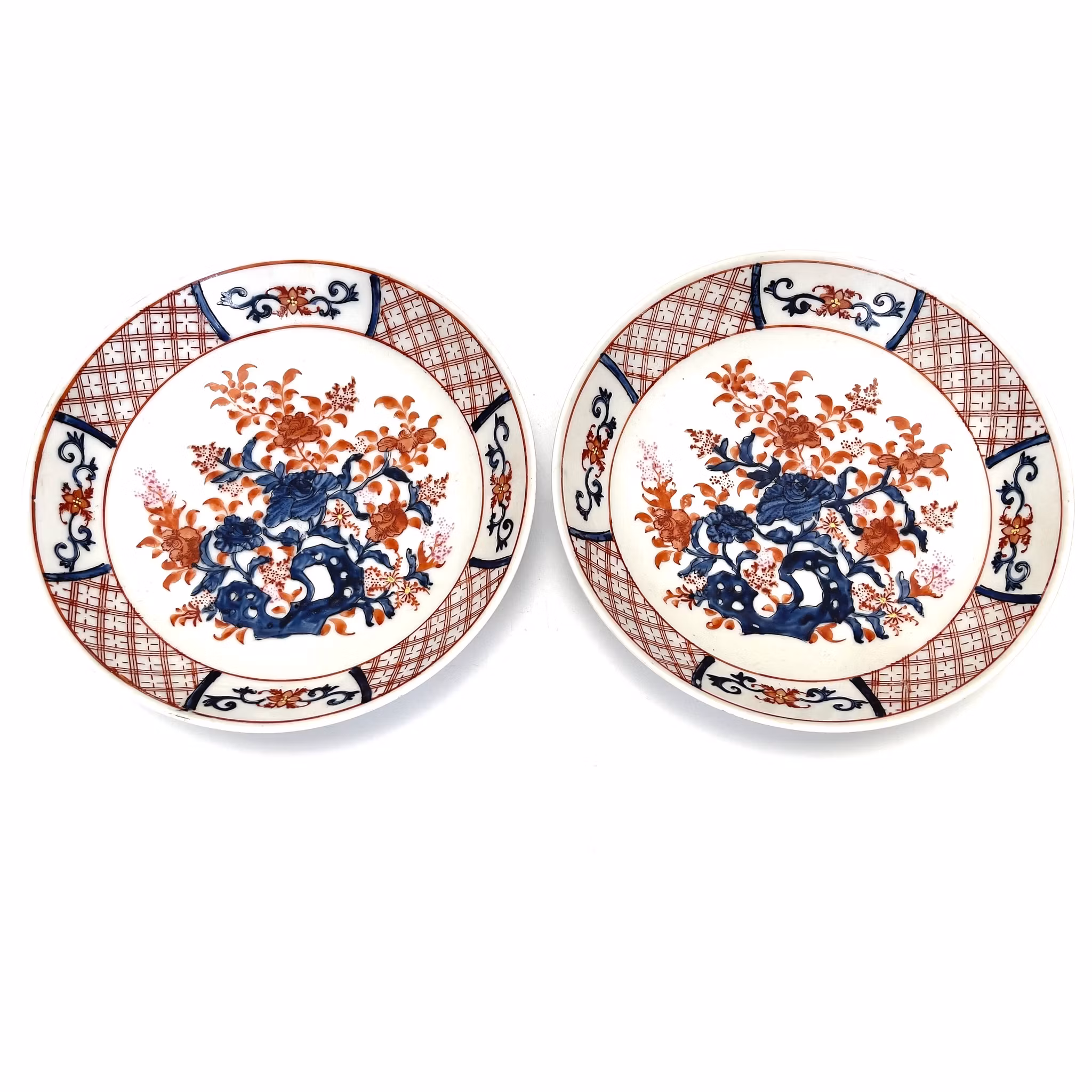 Ett par orientaliska porslin tallrikar
