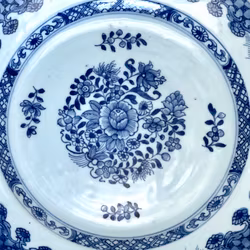 Qianlong perioden (1735-1796) kinesiskt porslins fat