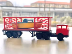 Leksak lastbil med leksaks båt