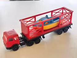 Leksak lastbil med leksaks båt