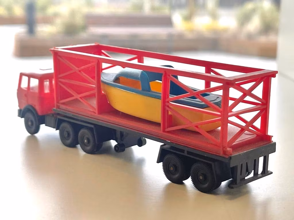 Leksak lastbil med leksaks båt