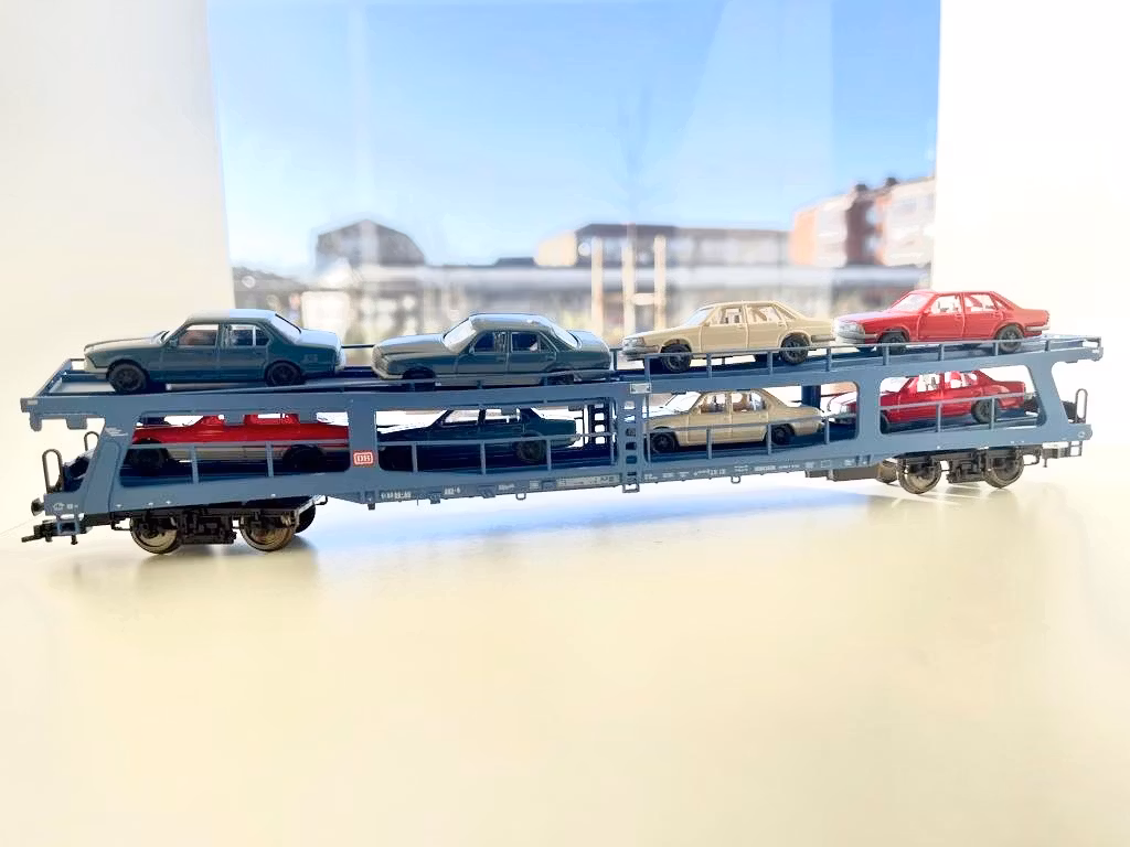 Fleischmann H0 5291 biltransport, Last: BMW bilar