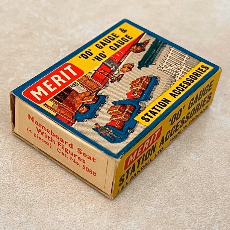 Merit Nameboard Seats with Figures 5088 HO