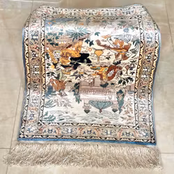 Ręcznie tkany jedwab orientalny na jedwabiu z gęstością ok. 1 200 000 węzłów na m2