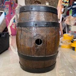 Antik Träfat med järnringar med märkningar