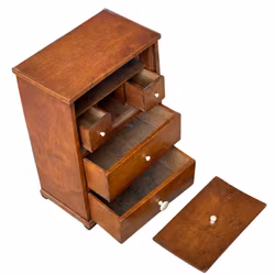 Gabinete en miniatura de principios del siglo XIX.