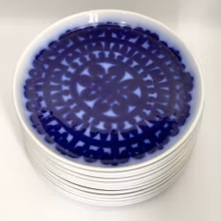 Stig Lindberg, 12 middagstallerkener, fajanse, Blå husar