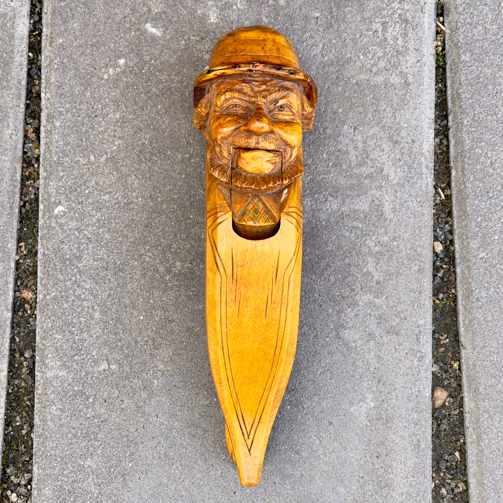 Erik Lorentz Molin, nøtteknekker, tre, signert ELM