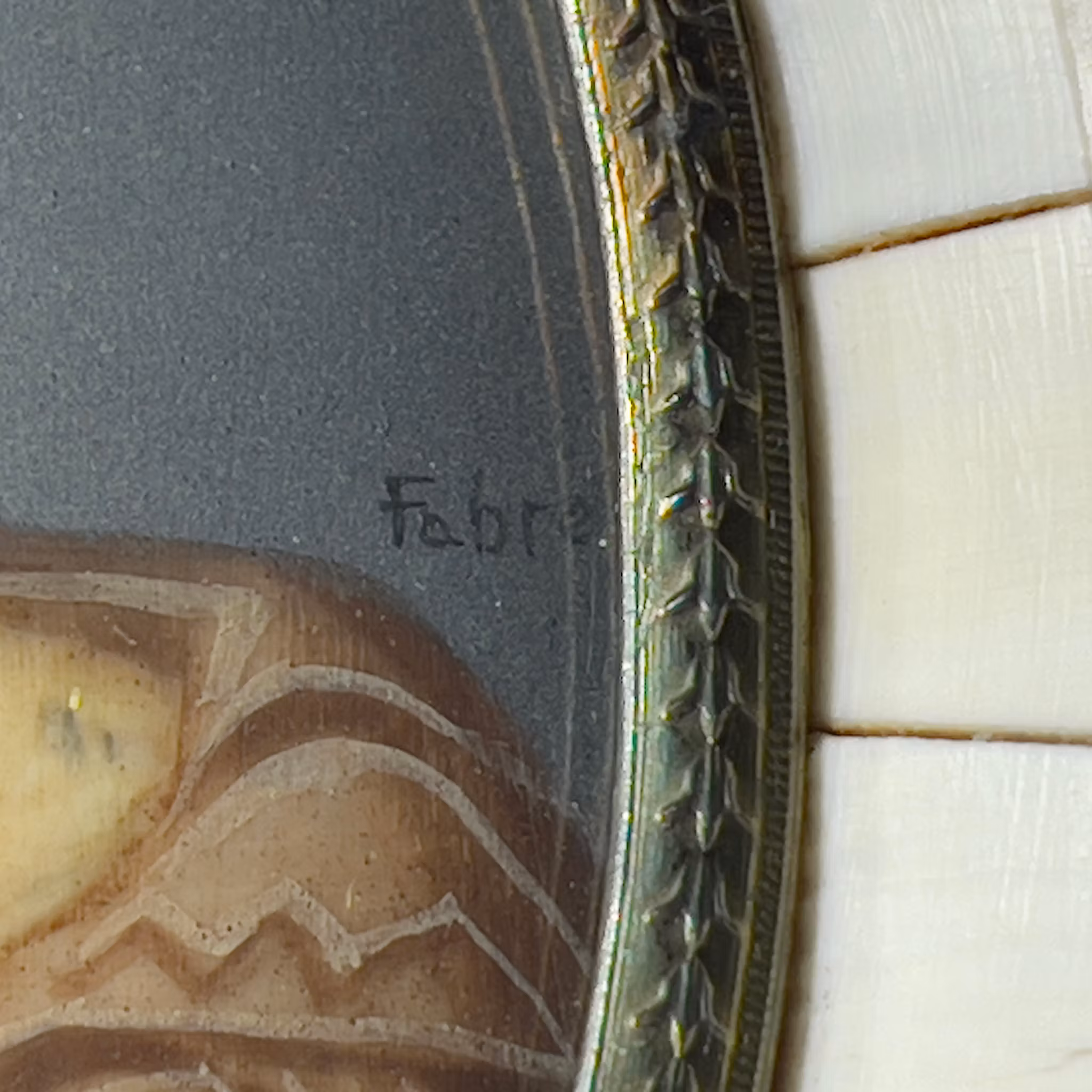 Miniatyrtavla bär signatur, ram av ben