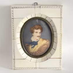 Miniatyrtavla bär signatur, ram av ben