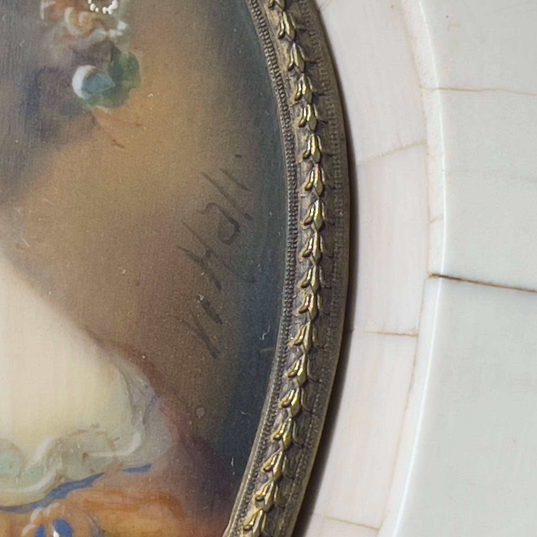 Miniatyrmaleri bærer signatur, ramme av bein