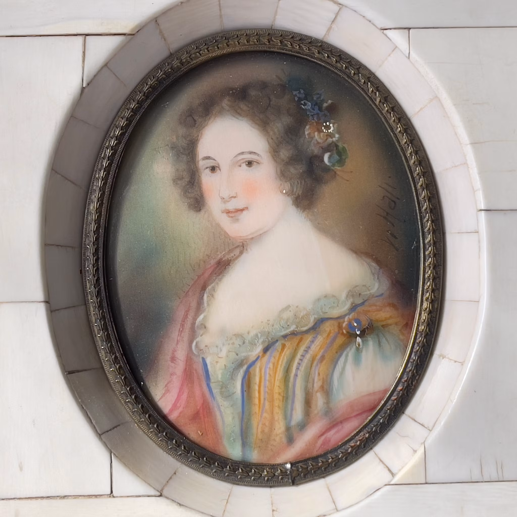 Miniatyrmaleri bærer signatur, ramme av bein