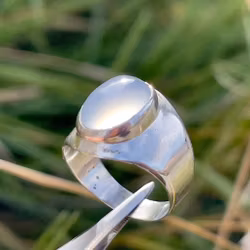 Gussi 1958, Fin ring med Månsten