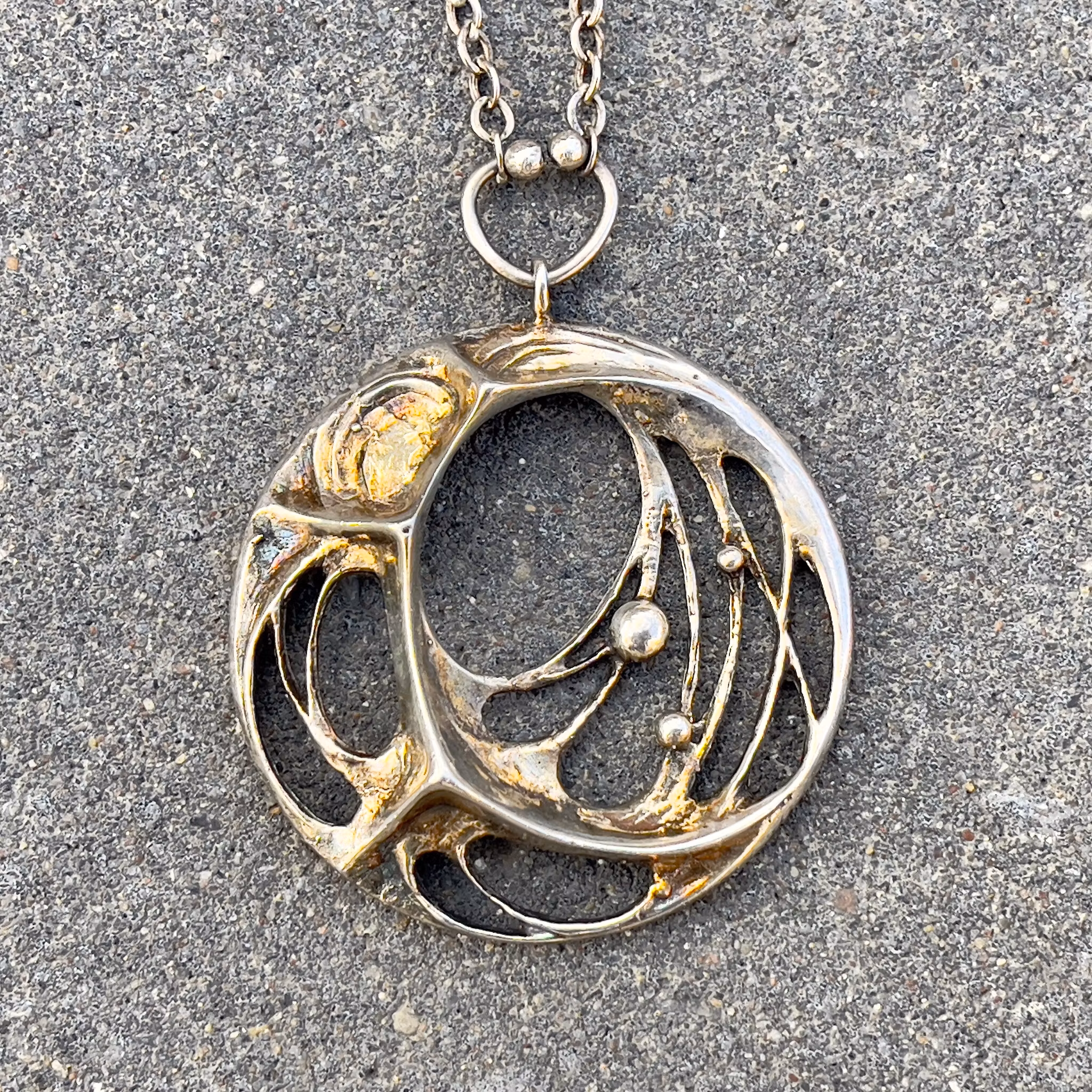 Karl Laine Suomi, hopea kaulakoru riipuksella