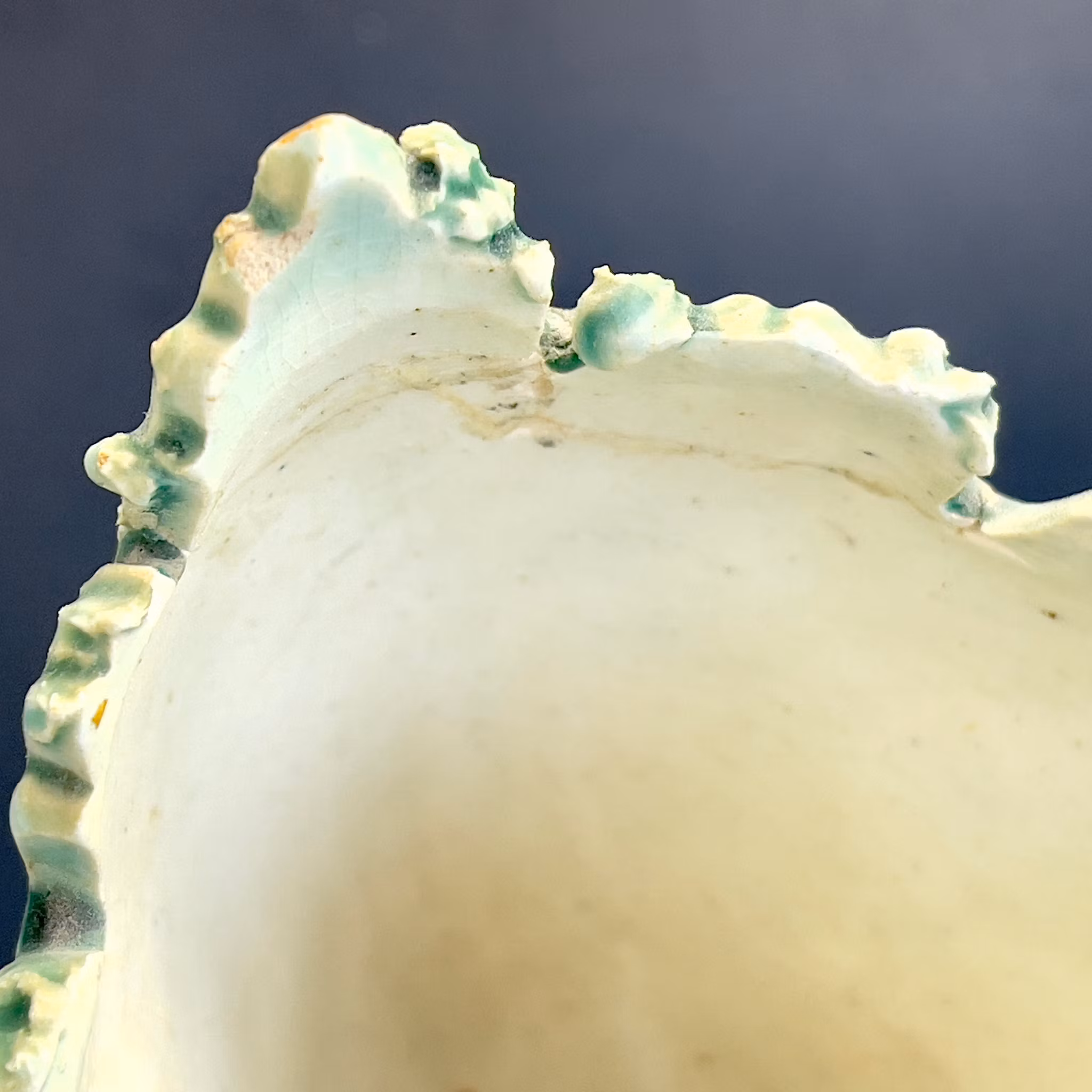 Skål til fots, majolica, slutten av 1800-tallet