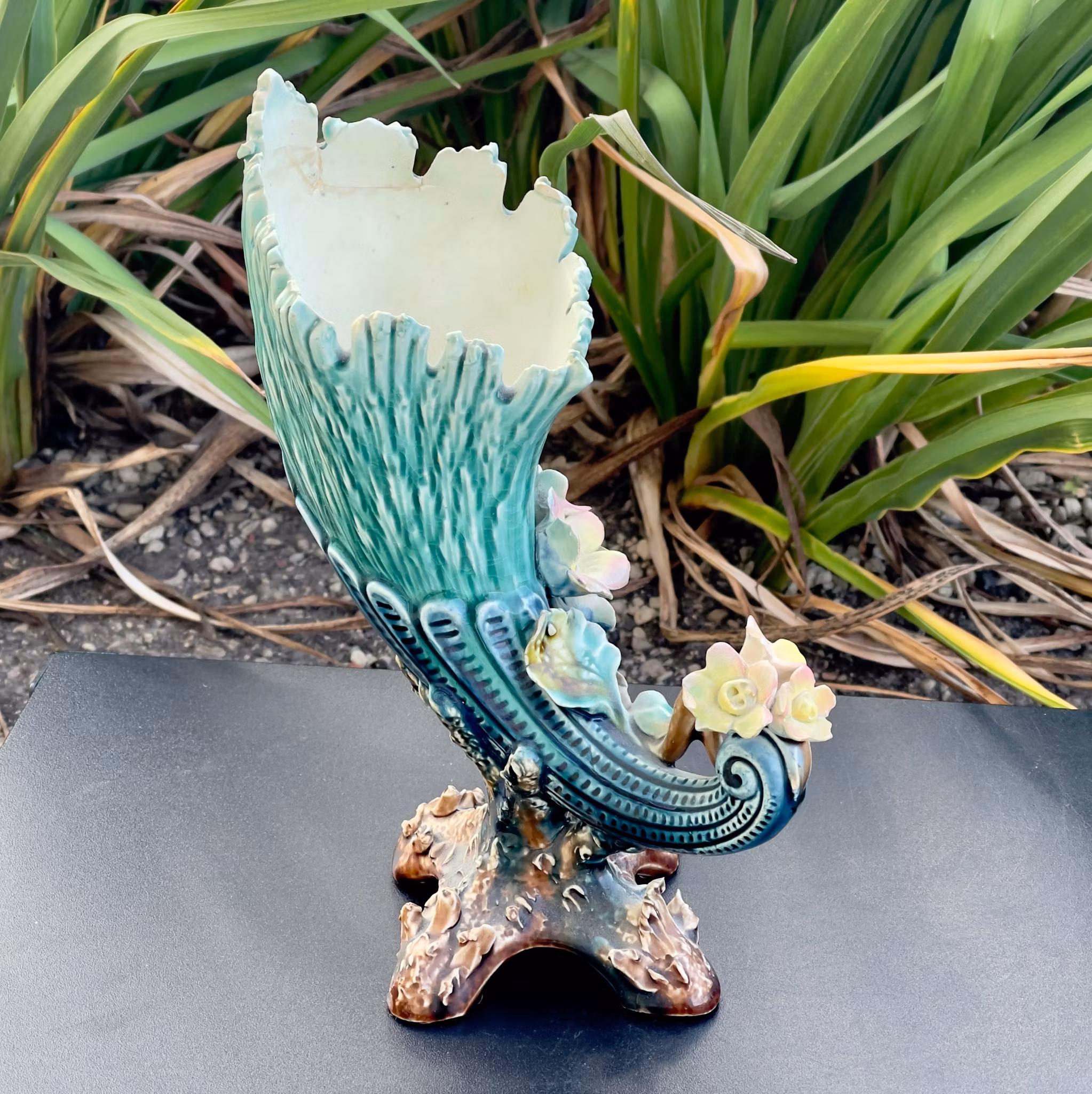 Skål til fots, majolica, slutten av 1800-tallet