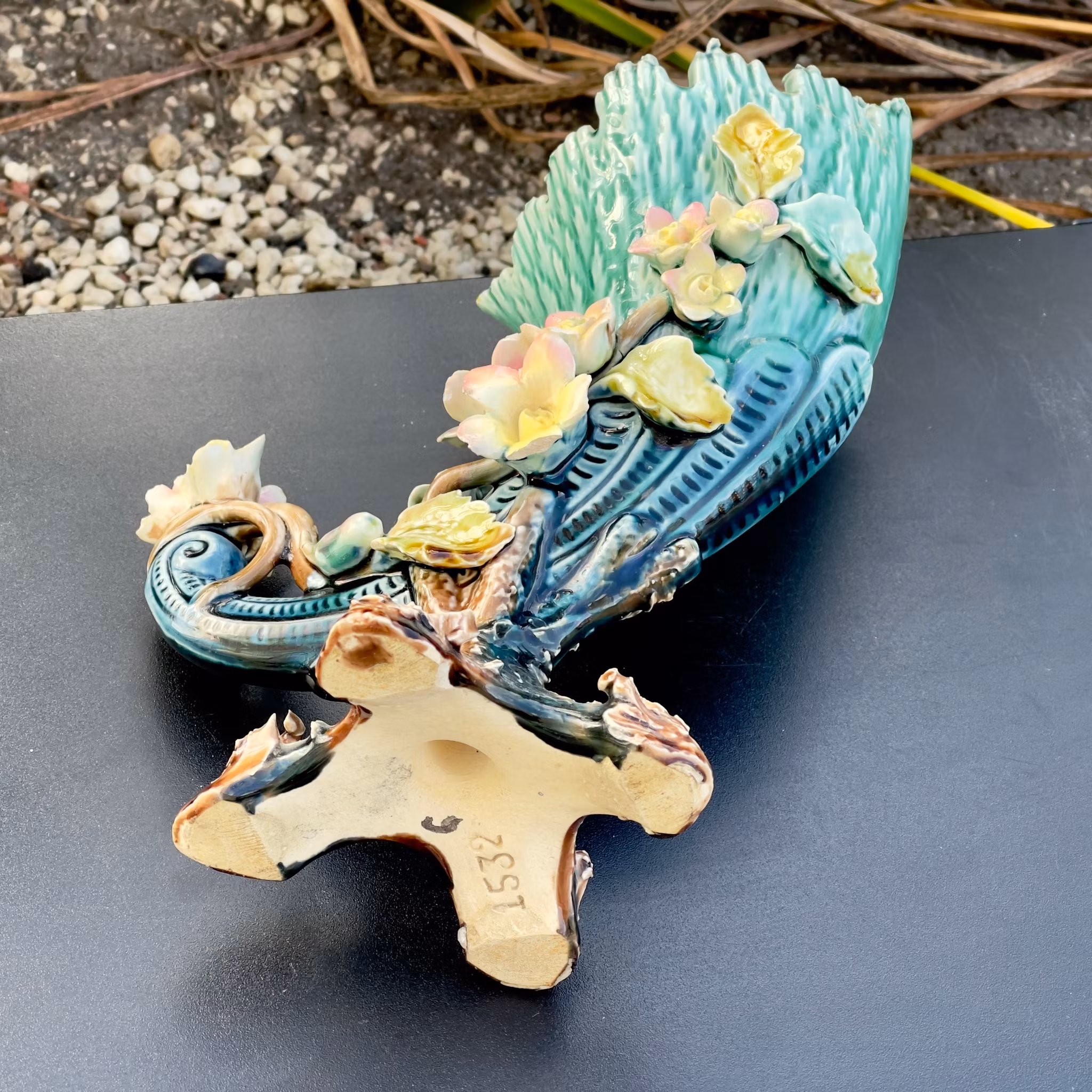 Skål til fots, majolica, slutten av 1800-tallet