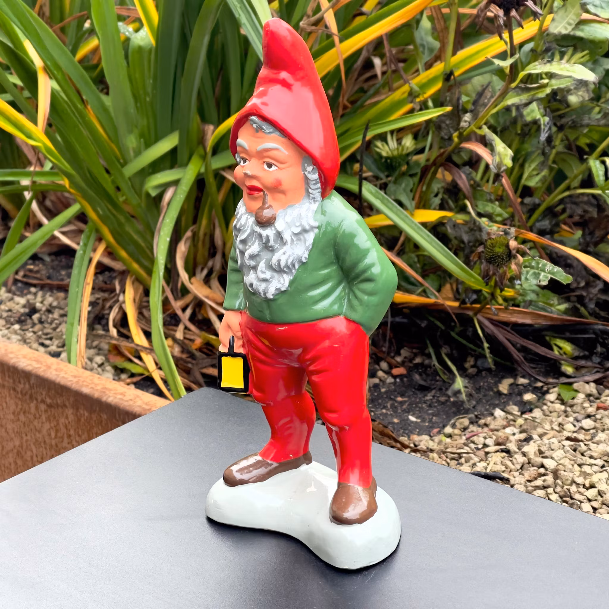 Babbo Natale anziano con pipa e lanterna