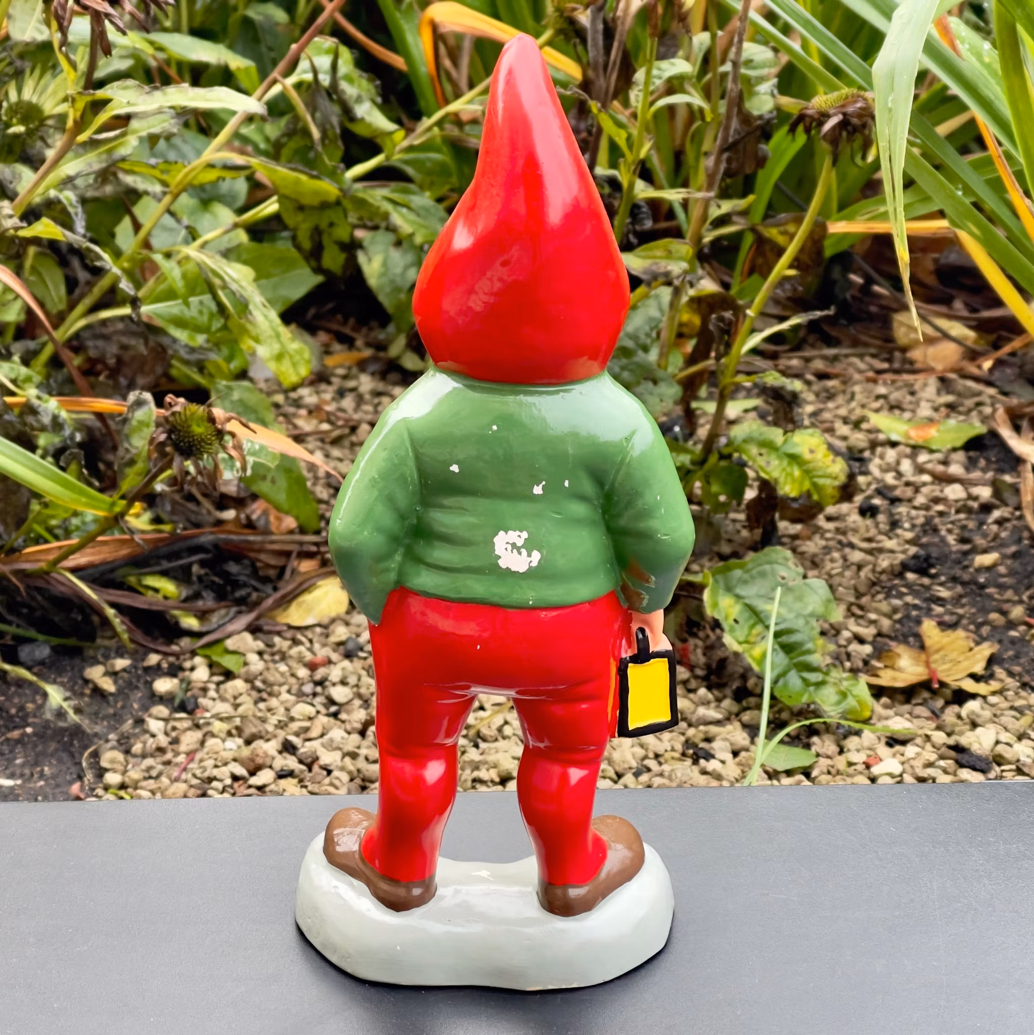 Babbo Natale anziano con pipa e lanterna