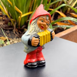 Oudere Kerstman die accordeon speelt