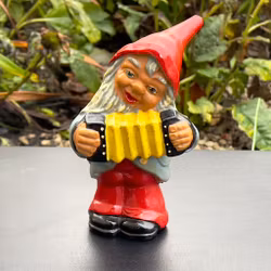 Oudere Kerstman die accordeon speelt