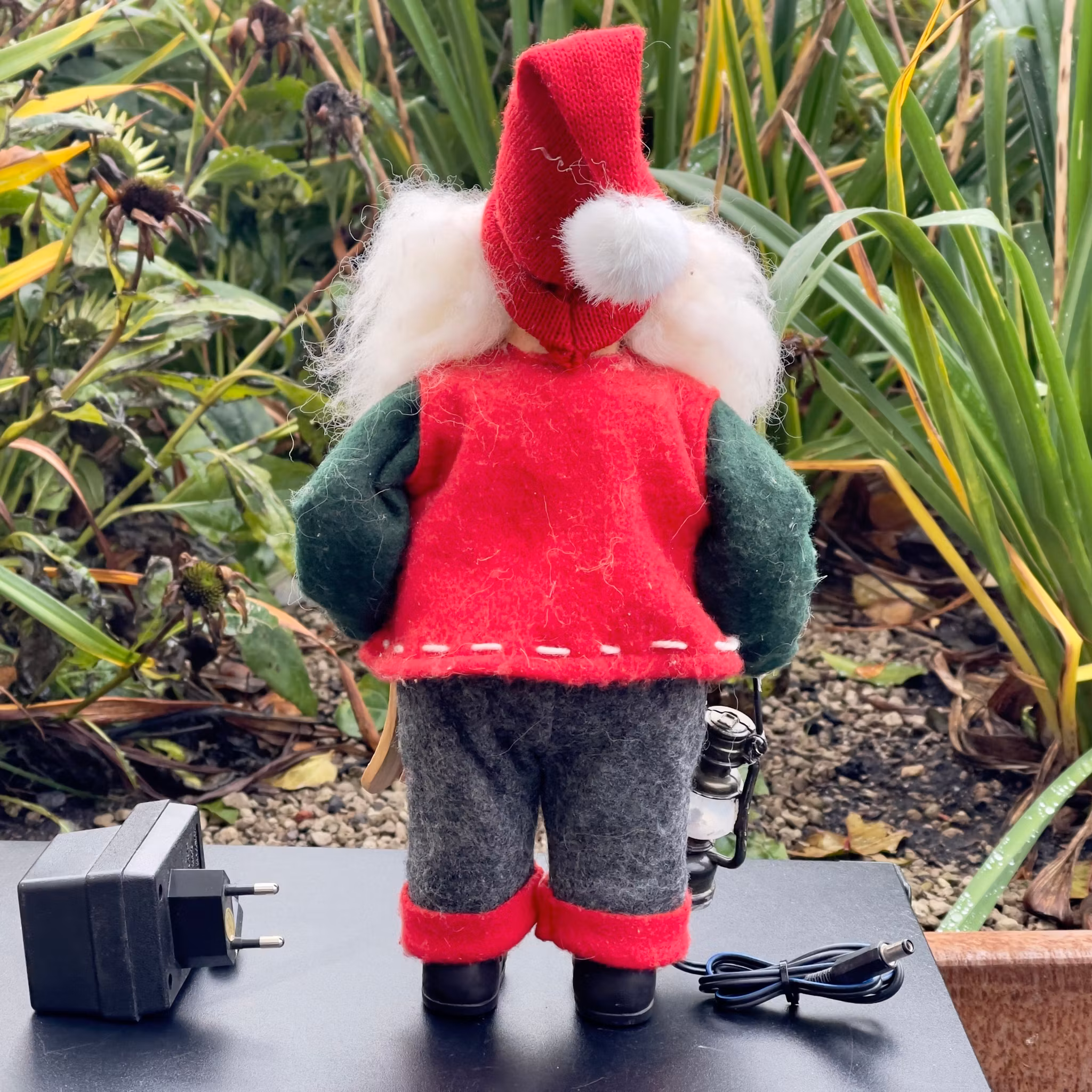 Père Noël âgé avec lanterne et skis