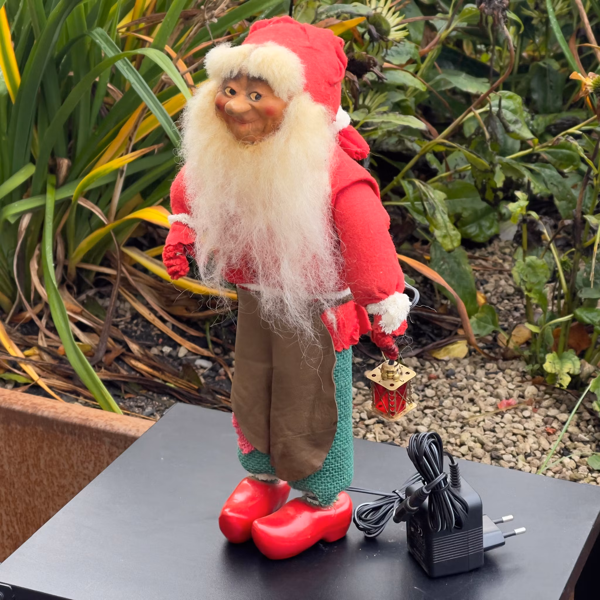 Babbo Natale anziano con lanterna