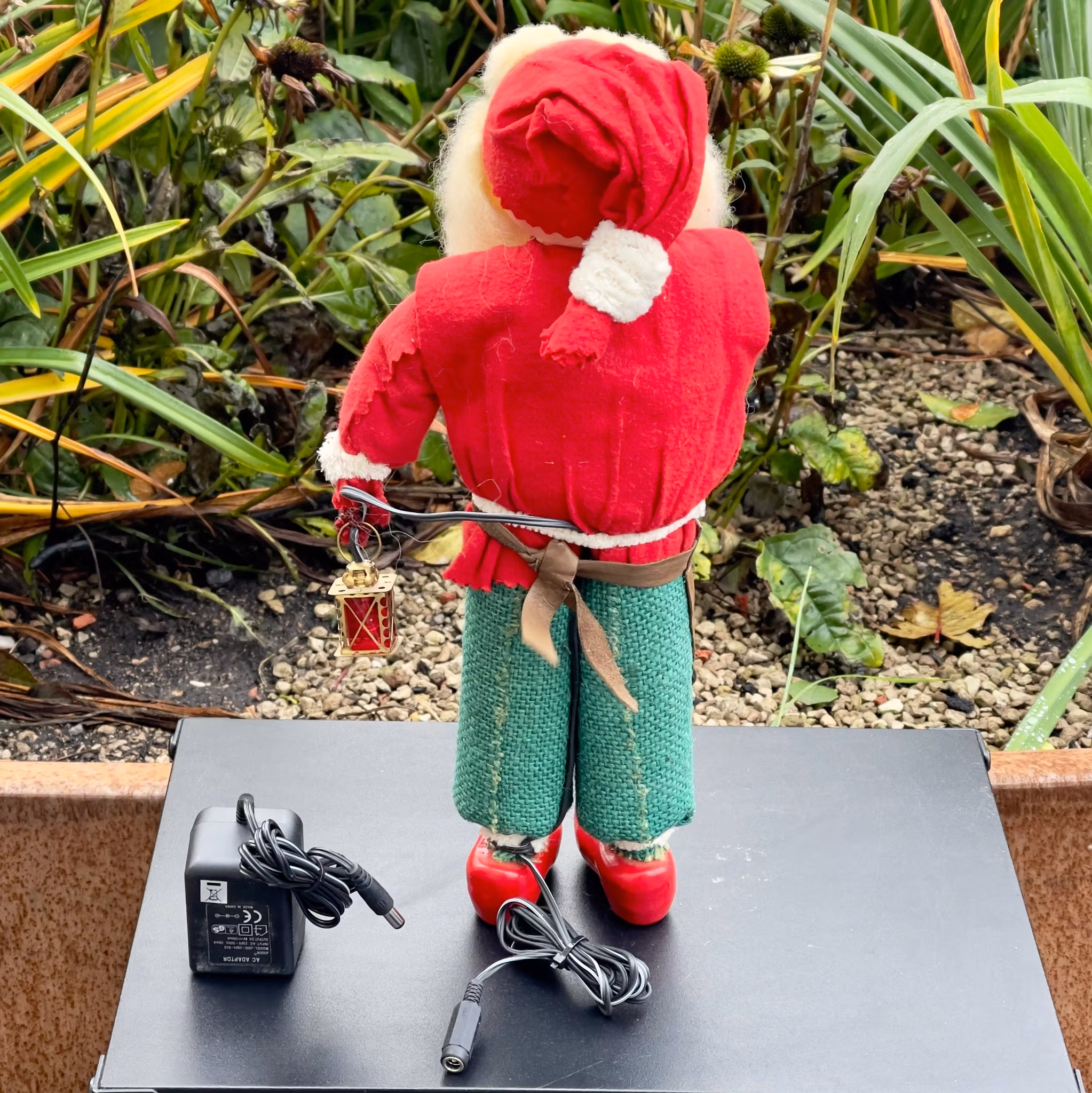 Babbo Natale anziano con lanterna